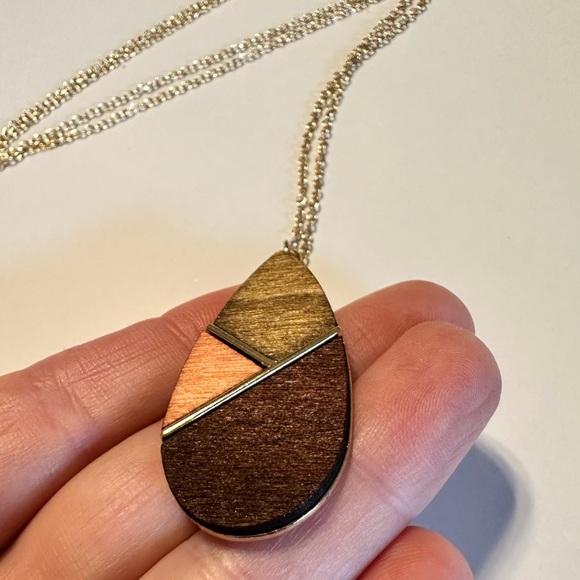 PALMERO WOOD & BRONZE NEUTRAL COLORBLOCK TEARDROP PENDANT NECKLACE - Picture 3 of 8